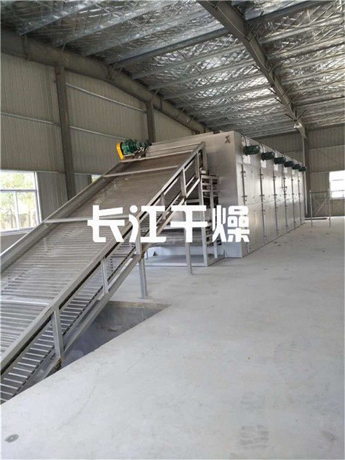 多層網帶式幹燥機現場安（ān）裝施（shī）工2